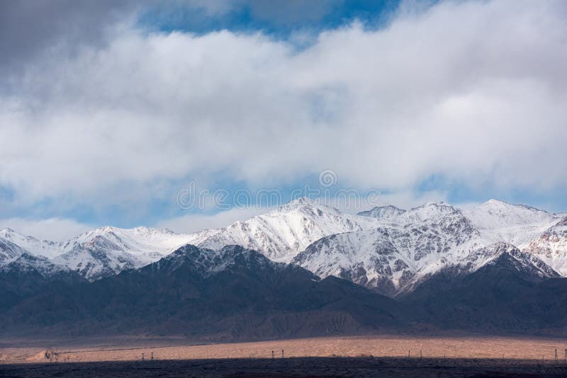 χιόνι ορεινό τοπίο δίπλα στην πόλη dachaidan qinghai κίνα. χιόνι ορεινό τοπίο δίπλα στην πόλη dachaidan qinghai με σύννεφα ηλιοβασιλέων