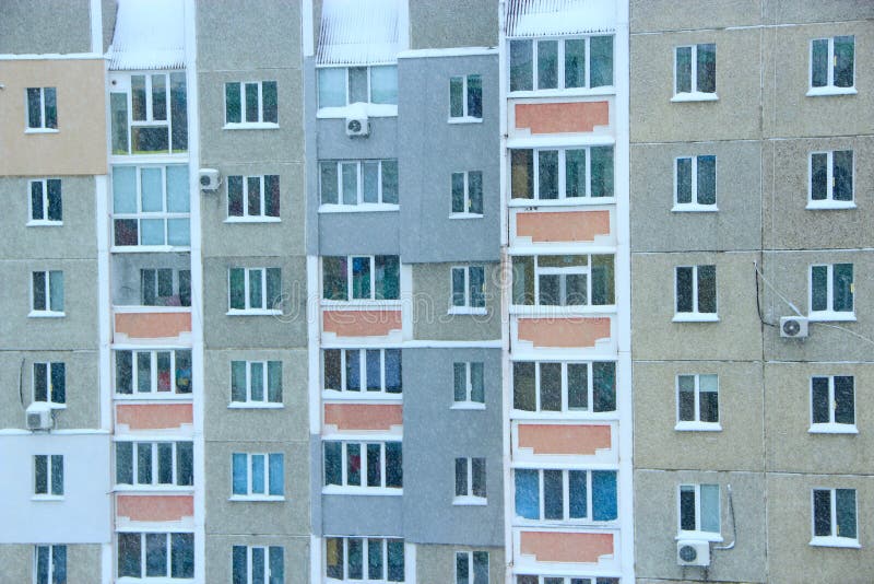 Χιόνι στην πόλη με την άποψη στο σύγχρονο multi-storey και σπίτι διαμερισμάτων στοκ φωτογραφίες