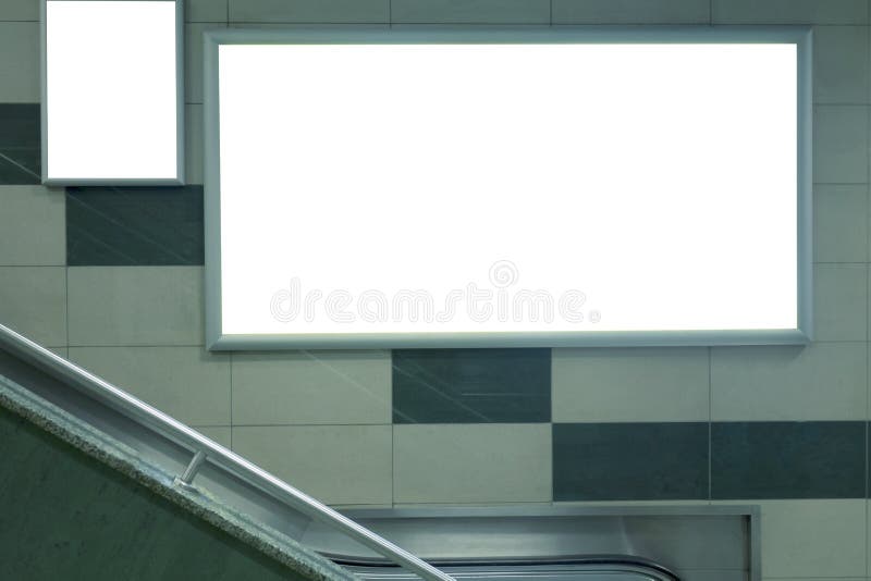 Χλεύη συστημάτων σηματοδότησης εμβλημάτων πινάκων διαφημίσεων επάνω στην επίδειξη στον υπόγειο στοκ εικόνες με δικαίωμα ελεύθερης χρήσης Χλεύη συστημάτων σηματοδότησης εμβλημάτων πινάκων διαφημίσεων επάνω στην επίδειξη στον υπόγειο στοκ εικόνες με δικαίωμα ελεύθερης χρήσης
