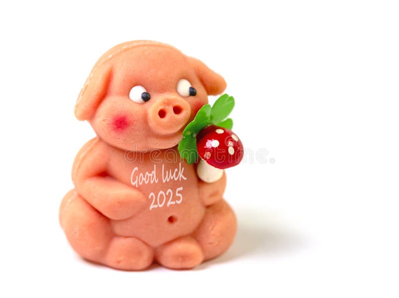 Χοίρος Marzipan σε λευκό φόντο με την επιγραφήΚαλή τύχη. Χοίρος Marzipan σε λευκό φόντο με την επιγραφήΚαλός Luckin κοντά