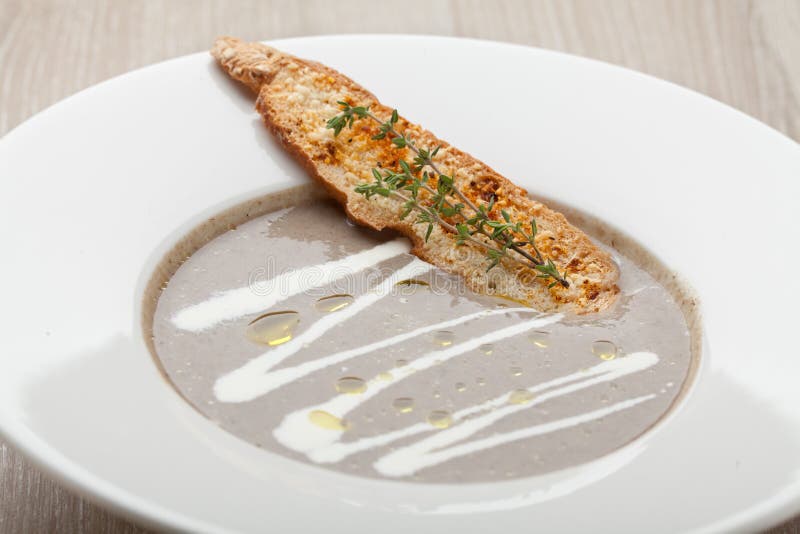 Χορτοφάγος σούπα κρέμας μανιταριών purée με το ψημένο τυρί SL ψωμιού στοκ φωτογραφία με δικαίωμα ελεύθερης χρήσης
