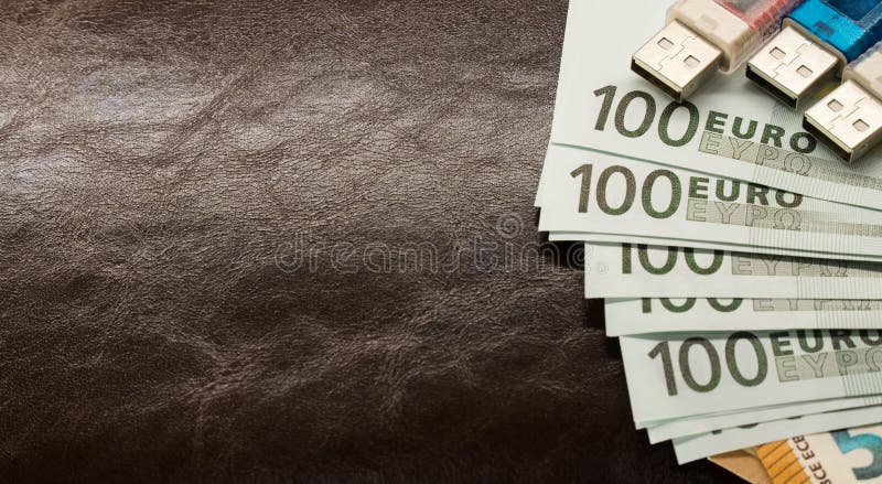 Χρήματα σε έναν φάκελο σε ένα καφετί σημειωματάριο δέρματος στοκ εικόνες Χρήματα σε έναν φάκελο σε ένα καφετί σημειωματάριο δέρματος στοκ εικόνες