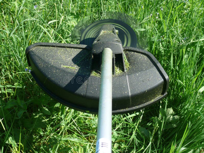 χρήση του u κοπτών 10000 βουρτσών brushcutter στοκ εικόνα χρήση του u κοπτών 10000 βουρτσών brushcutter στοκ εικόνα