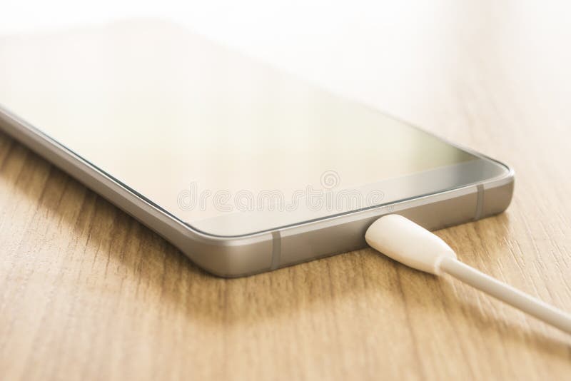 Χρεώνοντας κινητά smartphones στοκ εικόνα Χρεώνοντας κινητά smartphones στοκ εικόνα