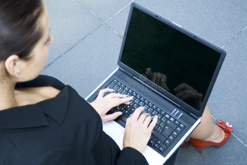 χρησιμοποίηση lap-top επιχειρη στοκ εικόνες