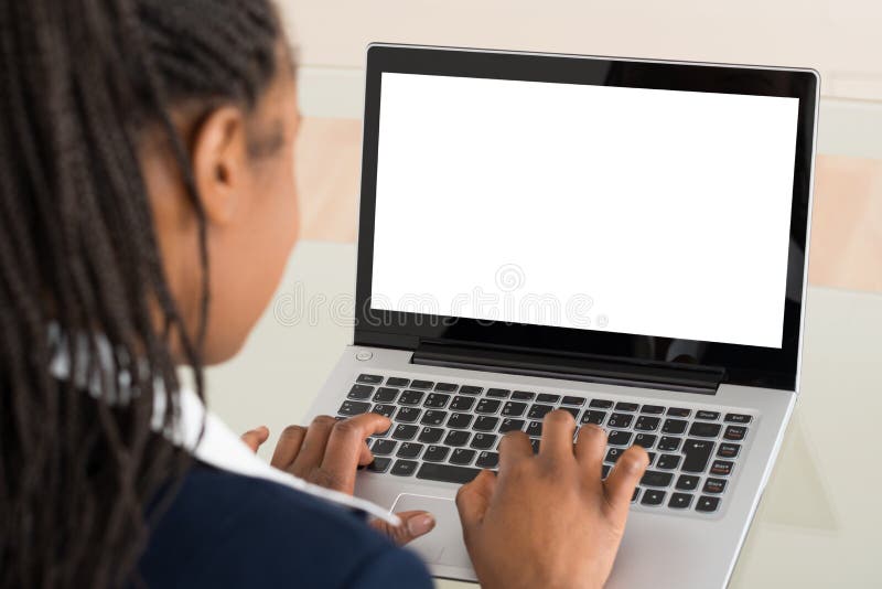 χρησιμοποίηση lap-top επιχειρηματιών στοκ φωτογραφίες