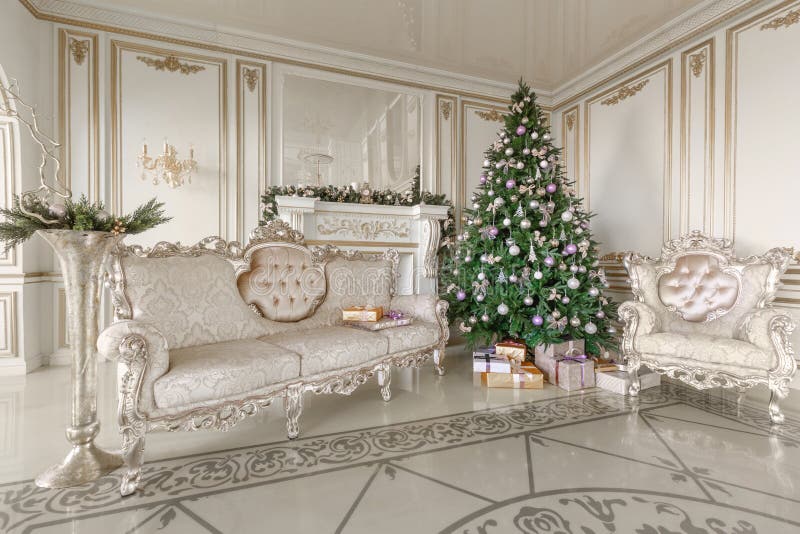 Χριστουγέννων δασικός knurled ευρύς χειμώνας ιχνών πρωινού χιονώδης κλασικά πολυτελή διαμερίσματα με μια άσπρη εστία, διακοσμημέν