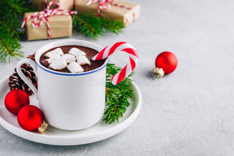 Χριστουγεννιάτικη ζεστή σοκολάτα με ζαχαρωτό και ζαχαροκάλαμο