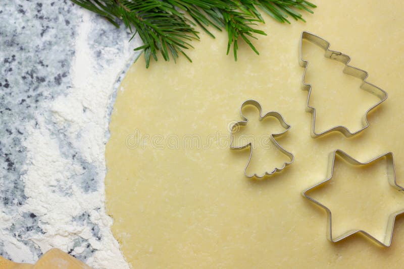 Χριστουγεννιάτικη ζύμη μπισκότων και αγγελάκι Κορυφαία εμφάνιση ζύμης με μπισκότο με αντιγραφικό χώρο για κείμενο Χριστουγεννιάτι στοκ φωτογραφία με δικαίωμα ελεύθερης χρήσης