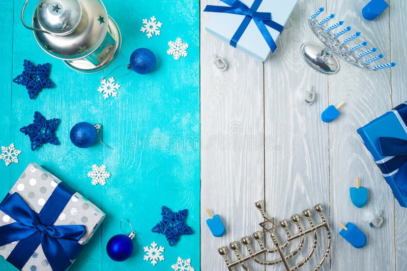 Χριστουγεννιάτικη και Χανουκά ιδέα εορτασμού Φόντο χειμερινών διακοπών με δώρα και παραδοσιακές διακοσμήσεις
