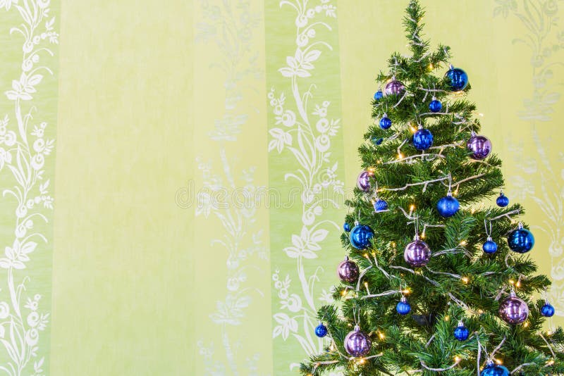 Χριστουγεννιάτικο δέντρο με tinsel και τις σφαίρες διανυσματική απεικόνιση Χριστουγεννιάτικο δέντρο με tinsel και τις σφαίρες διανυσματική απεικόνιση