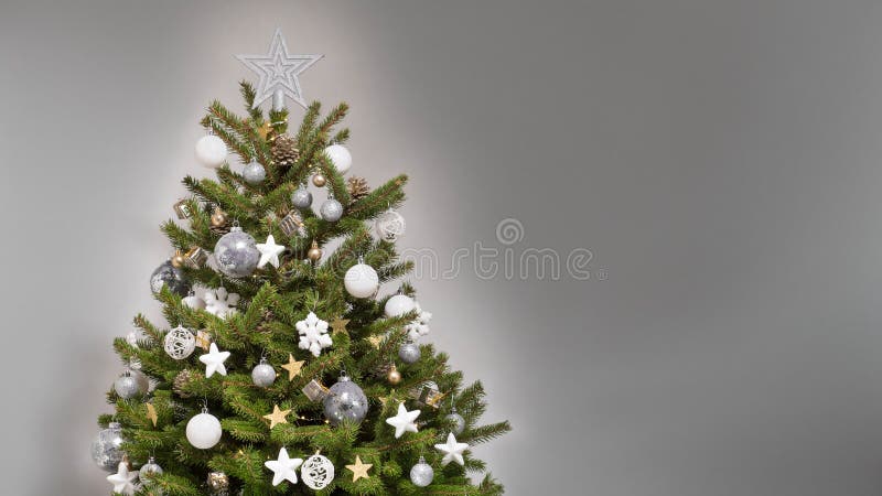 Χριστουγεννιάτικο δέντρο σχεδίου με τις άσπρες, ασημένιες και χρυσές διακοσμήσεις στοκ φωτογραφία με δικαίωμα ελεύθερης χρήσης Χριστουγεννιάτικο δέντρο σχεδίου με τις άσπρες, ασημένιες και χρυσές διακοσμήσεις στοκ φωτογραφία με δικαίωμα ελεύθερης χρήσης