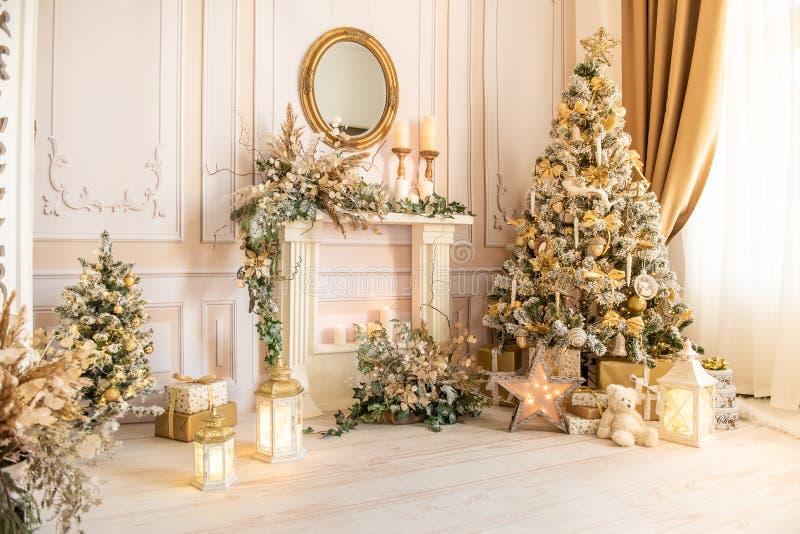 χριστουγεννιάτικο κομψό εσωτερικό μπεζ και χρυσό διακοσμητικό stucco.