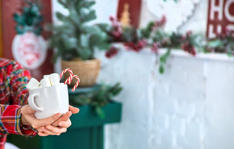 Χριστουγεννιάτικο πρωινό, κορίτσι με πιτζάμες με ένα φλιτζάνι ζεστό κακάο με ζαχαρωτά Επιλεκτική εστίαση στοκ φωτογραφία με δικαίωμα ελεύθερης χρήσης