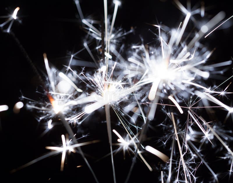Χριστούγεννα, εορταστικό μπλε sparkler. Άσπρη τριών Βεγγάλη πυρκαγιά σε ένα μαύρο υπόβαθρο