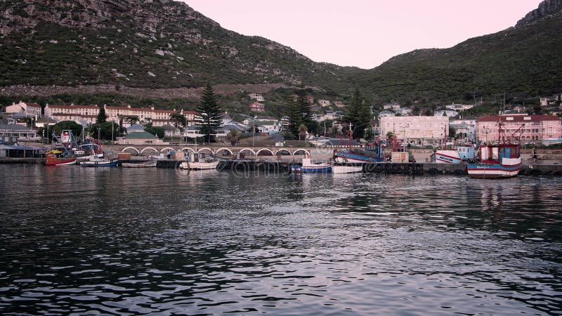 χρονική παρέλευση του καλοκαιριού ανατολή του ήλιου πάνω από το λιμάνι αλιείας του καλκ μπέι στο κέιπ τάουν απόθεμα βίντεο