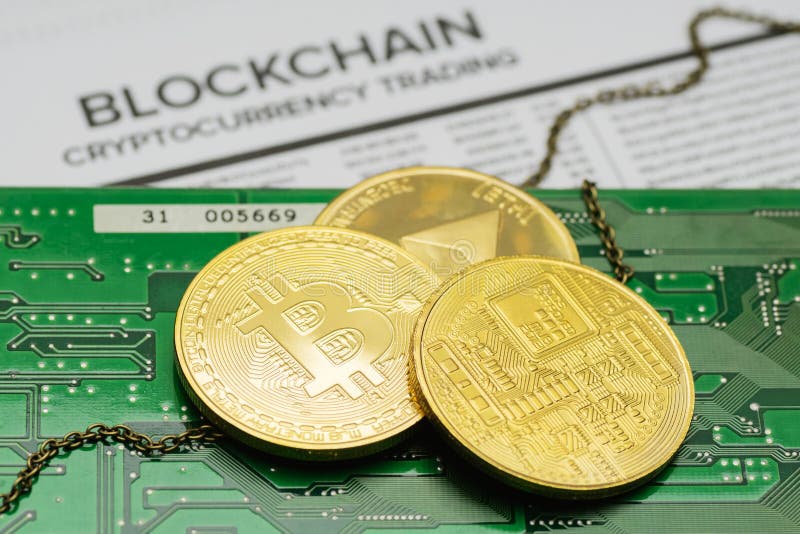 Χρυσά νομίσματα Bitcoin και Ethereum με την αλυσίδα στον τυπωμένο πίνακα κυκλωμάτων στοκ φωτογραφία με δικαίωμα ελεύθερης χρήσης Χρυσά νομίσματα Bitcoin και Ethereum με την αλυσίδα στον τυπωμένο πίνακα κυκλωμάτων στοκ φωτογραφία με δικαίωμα ελεύθερης χρήσης