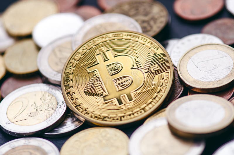 Χρυσά νομίσματα bitcoin σε ένα σκοτεινό υπόβαθρο με τα ευρο- νομίσματα Εικονικό νόμισμα Crypto νόμισμα νέες εικονικές πιστώσεις Φ στοκ φωτογραφία Χρυσά νομίσματα bitcoin σε ένα σκοτεινό υπόβαθρο με τα ευρο- νομίσματα Εικονικό νόμισμα Crypto νόμισμα νέες εικονικές πιστώσεις Φ στοκ φωτογραφία