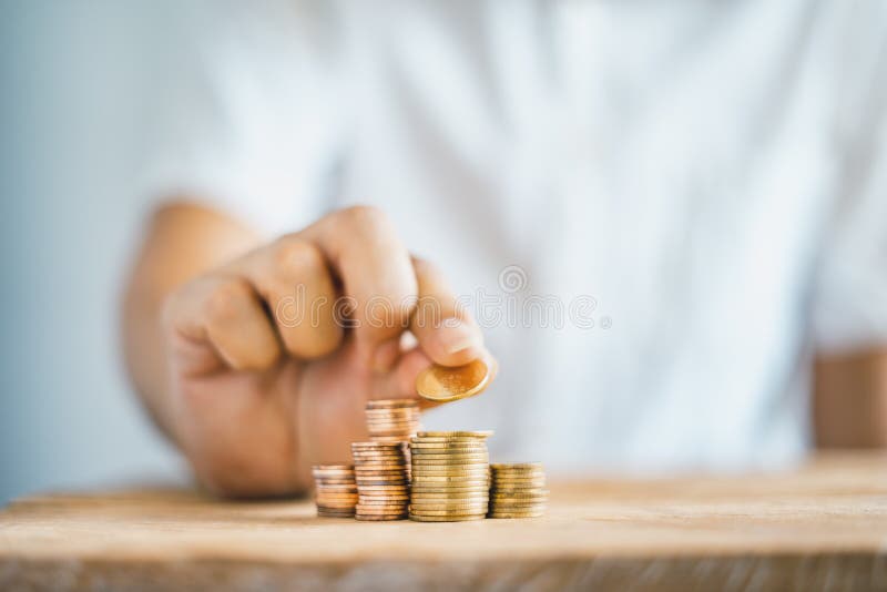 Χρυσά νομίσματα Στοίβες στο τραπέζι εξοικονόμηση χρημάτων Φροντίδα χρημάτων στοκ εικόνα με δικαίωμα ελεύθερης χρήσης Χρυσά νομίσματα Στοίβες στο τραπέζι εξοικονόμηση χρημάτων Φροντίδα χρημάτων στοκ εικόνα με δικαίωμα ελεύθερης χρήσης