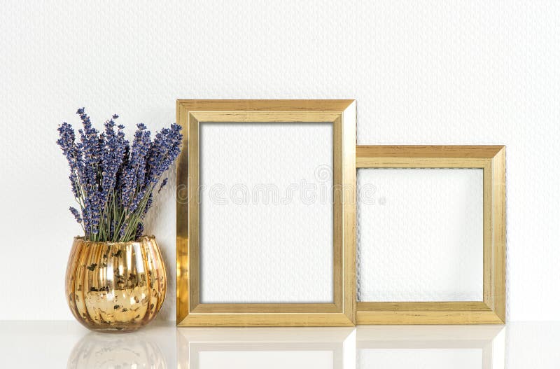 Χρυσά λουλούδια πλαισίων εικόνων και lavender Εκλεκτής ποιότητας χλεύη ύφους επάνω στοκ εικόνα Χρυσά λουλούδια πλαισίων εικόνων και lavender Εκλεκτής ποιότητας χλεύη ύφους επάνω στοκ εικόνα