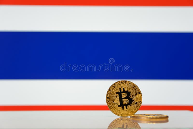 Χρυσές στάσεις bitcoin σε ένα υπόβαθρο της κρατικής σημαίας της Ταϊλάνδης στοκ εικόνες