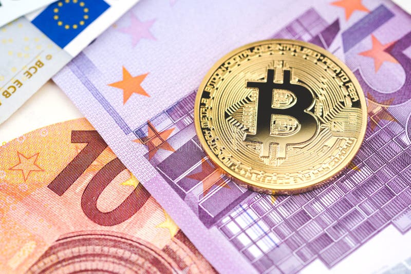 Χρυσό bitcoin στο σωρό του διάφορου ευρο- υποβάθρου τραπεζογραμματίων Cryp στοκ εικόνες Χρυσό bitcoin στο σωρό του διάφορου ευρο- υποβάθρου τραπεζογραμματίων Cryp στοκ εικόνες