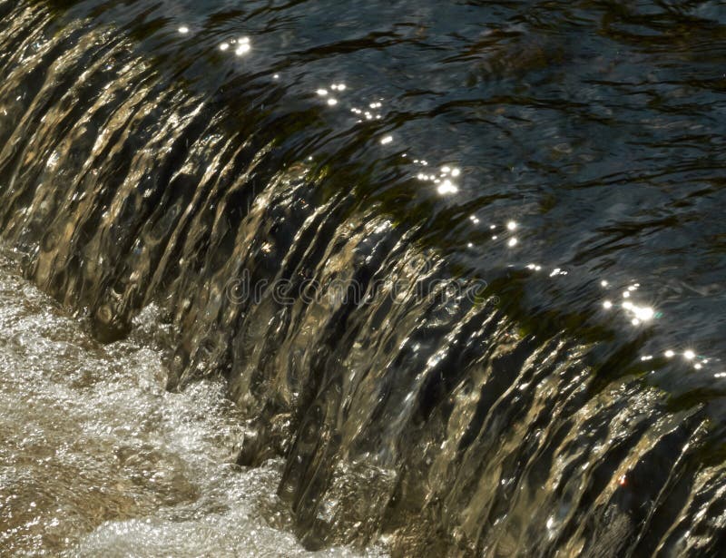 Χρυσό Rivulets του λειωμένου νερού στοκ εικόνα με δικαίωμα ελεύθερης χρήσης