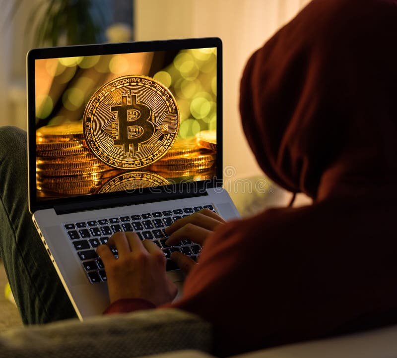 Χρυσό νόμισμα Bitcoin και ανώνυμος χάκερ sittign με το lap-top στοκ εικόνες Χρυσό νόμισμα Bitcoin και ανώνυμος χάκερ sittign με το lap-top στοκ εικόνες