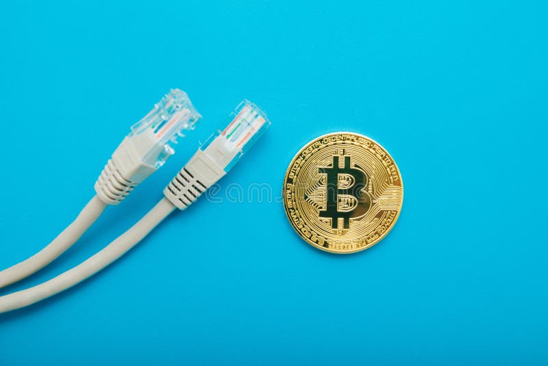 Χρυσό νόμισμα bitcoin με τα καλώδια Διαδικτύου σε ένα μπλε υπόβαθρο στοκ εικόνες Χρυσό νόμισμα bitcoin με τα καλώδια Διαδικτύου σε ένα μπλε υπόβαθρο στοκ εικόνες
