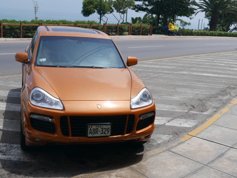 Χρυσό χρώμα Porsche Cayenne GTS που σταθμεύουν στη Λίμα στοκ εικόνες με δικαίωμα ελεύθερης χρήσης