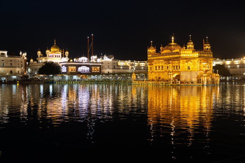 Χρυσός ναός Harmandir sahib σε Amritsar τη νύχτα στοκ φωτογραφίες