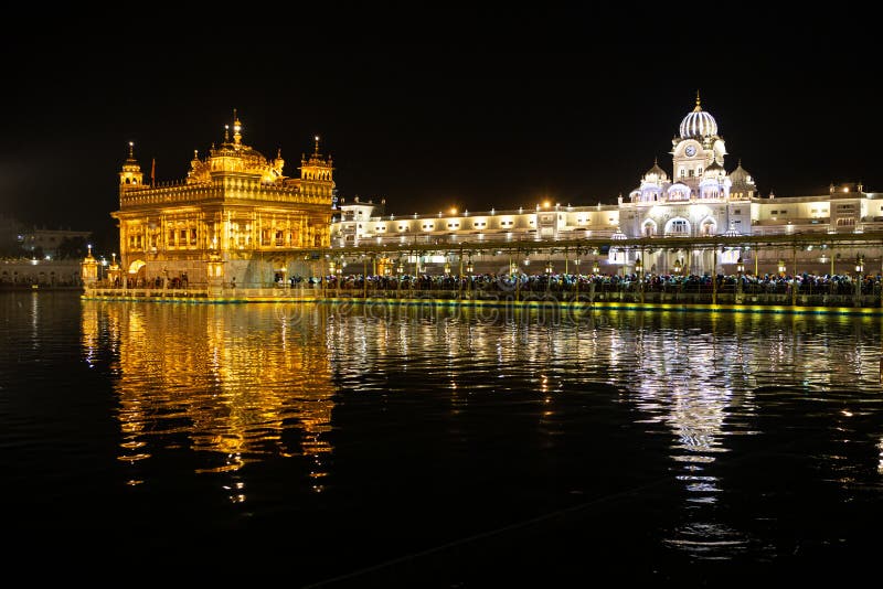 Χρυσός ναός Harmandir sahib σε Amritsar τη νύχτα στοκ εικόνες