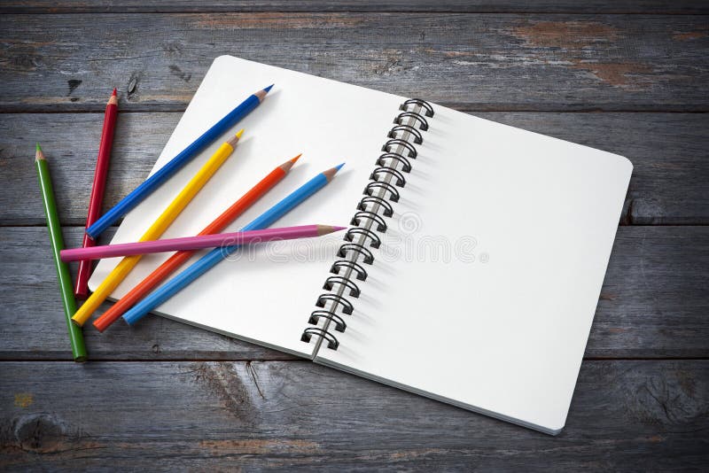 χρωματισμένα τέχνη μολύβια sketchpad στοκ φωτογραφίες με δικαίωμα ελεύθερης χρήσης