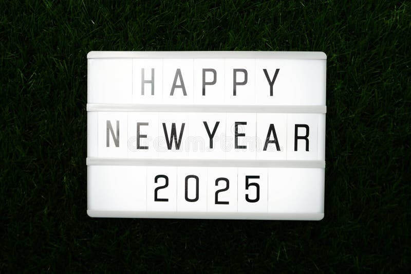 2025 χρόνια πολλά, νέα χρονιά, λέξη σε ανοιχτό κουτί, ξαπλωμένη σε πράσινο φόντο στοκ φωτογραφίες