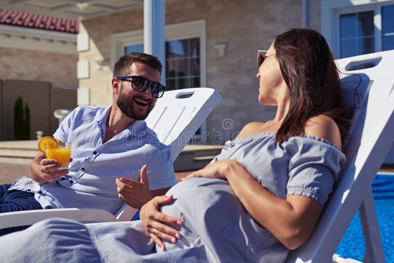 Χρόνος εξόδων ζεύγους στις καρέκλες σαλονιών μπροστά από το σπίτι στοκ φωτογραφία με δικαίωμα ελεύθερης χρήσης Χρόνος εξόδων ζεύγους στις καρέκλες σαλονιών μπροστά από το σπίτι στοκ φωτογραφία με δικαίωμα ελεύθερης χρήσης