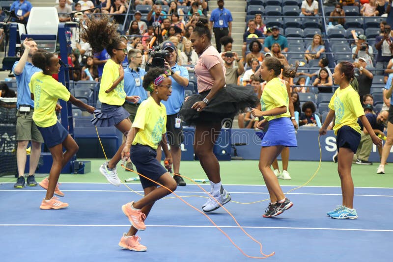 23-χρόνος ο πρωτοπόρος Serena Ουίλιαμς του Grand Slam συμμετέχει στα παιδιά του Άρθουρ Ashe ημέρα πριν το 2018 ΗΠΑ ανοικτή στοκ εικόνα 23-χρόνος ο πρωτοπόρος Serena Ουίλιαμς του Grand Slam συμμετέχει στα παιδιά του Άρθουρ Ashe ημέρα πριν το 2018 ΗΠΑ ανοικτή στοκ εικόνα