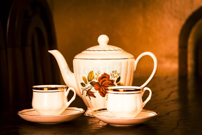 Χρόνος τσαγιού: Όμορφο teapot με δύο φλυτζάνια του τσαγιού στοκ φωτογραφία Χρόνος τσαγιού: Όμορφο teapot με δύο φλυτζάνια του τσαγιού στοκ φωτογραφία