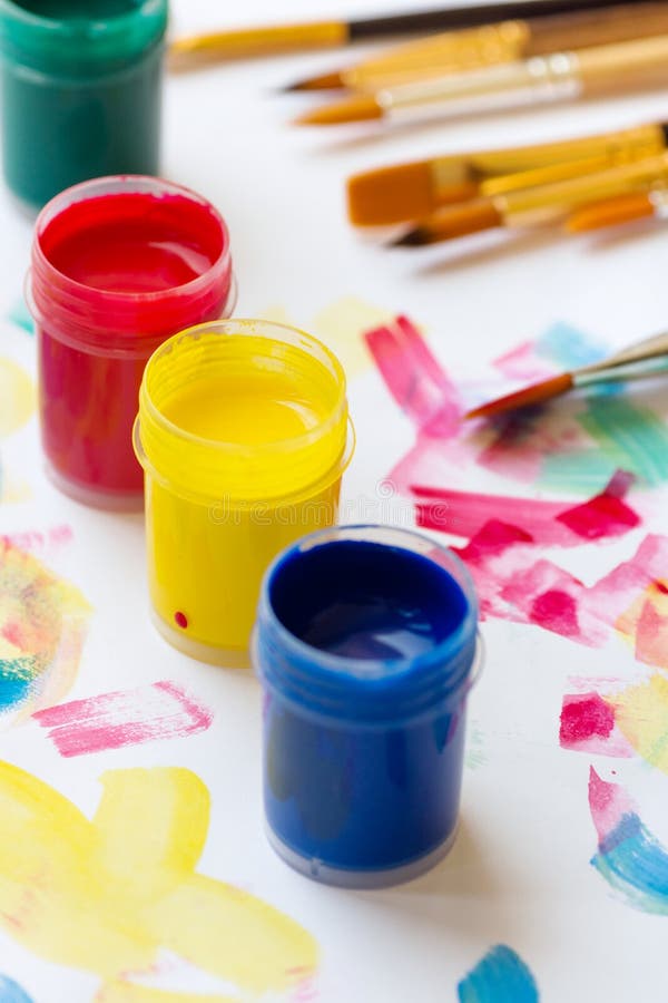 Χρώμα Tempera των διαφορετικών πράσινων μπλε κίτρινων κόκκινων βουρτσών χρωμάτων στο υπόβαθρο της Λευκής Βίβλου με τα ζωηρόχρωμα στοκ εικόνες Χρώμα Tempera των διαφορετικών πράσινων μπλε κίτρινων κόκκινων βουρτσών χρωμάτων στο υπόβαθρο της Λευκής Βίβλου με τα ζωηρόχρωμα στοκ εικόνες