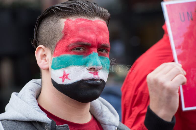 Χρώμα προσώπου διαμαρτυρίας της Συρίας στοκ εικόνα με δικαίωμα ελεύθερης χρήσης Χρώμα προσώπου διαμαρτυρίας της Συρίας στοκ εικόνα με δικαίωμα ελεύθερης χρήσης