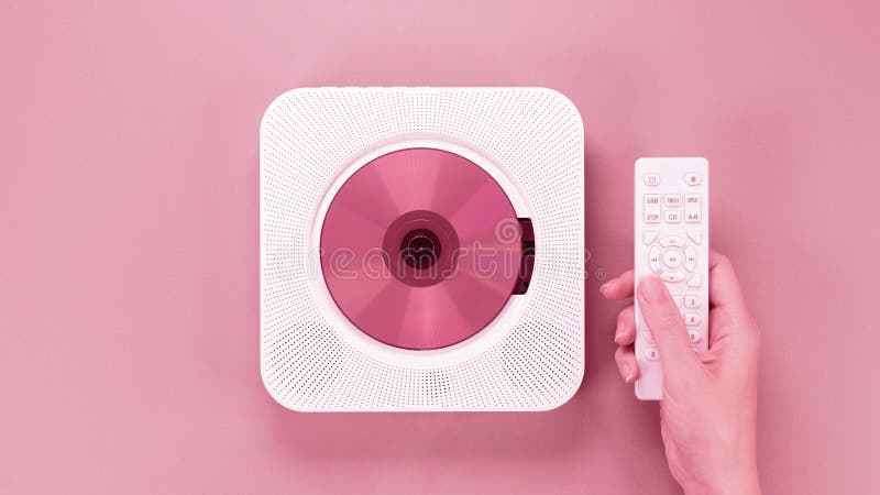 χρώμα του έτους 2023 viva magenta. είδωλο με χειριστήριο συγκράτησης για κομψή φορητή συμπαγή συσκευή αναπαραγωγής cd με δίσκο στοκ εικόνες με δικαίωμα ελεύθερης χρήσης