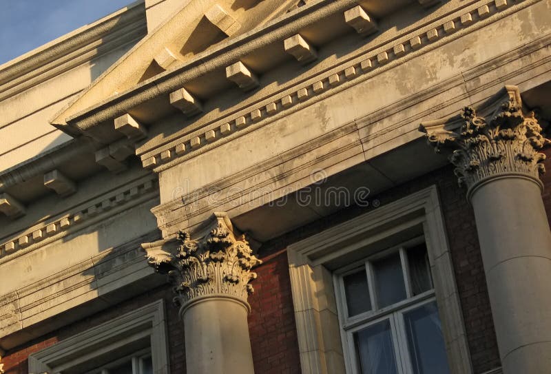 χτίζοντας την πρόσοψη νεοκλασσική στοκ φωτογραφίες