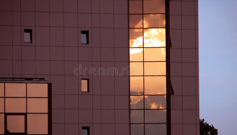 Κτίριο υψηλής τεχνολογίας στο ηλιοβασίλεμα στοκ φωτογραφίες