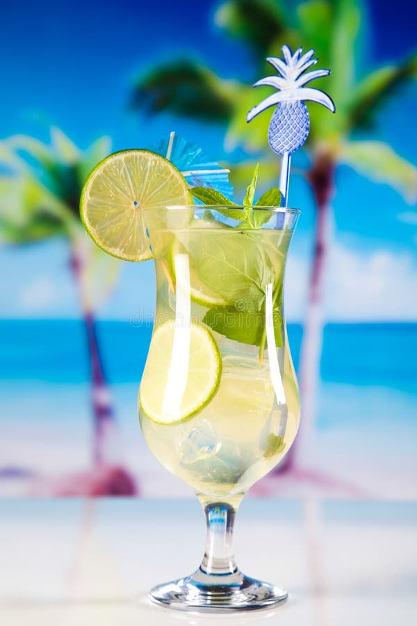 Χυμός mojito στο εξωτικό ζωηρόχρωμο θέμα στοκ εικόνες Χυμός mojito στο εξωτικό ζωηρόχρωμο θέμα στοκ εικόνες