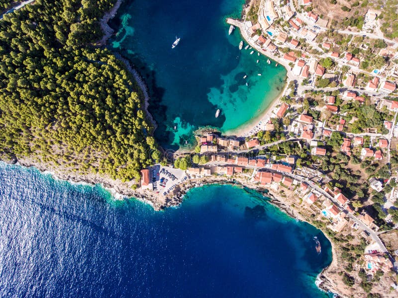 Χωριό Assos Kefalonia στην Ελλάδα όπως βλέπει άνωθεν στοκ εικόνα
