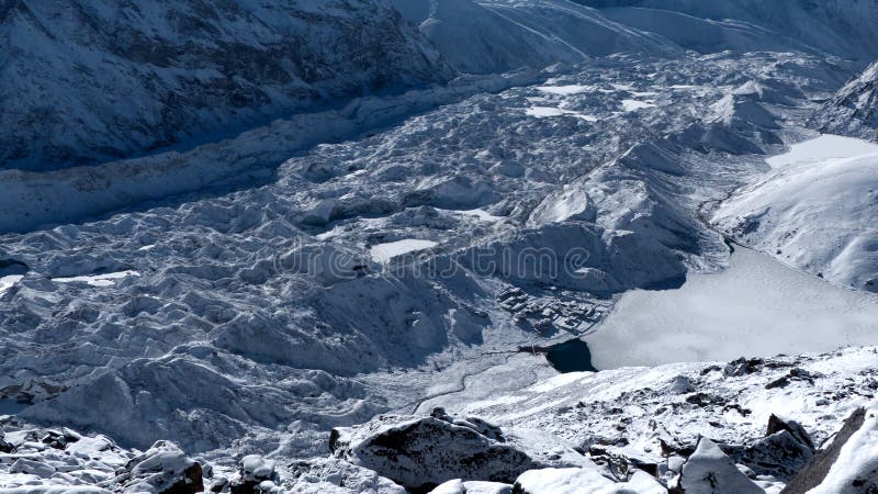 Χωριό Gokyo, λίμνη και παγετώνας Ngozumpa στοκ φωτογραφίες Χωριό Gokyo, λίμνη και παγετώνας Ngozumpa στοκ φωτογραφίες