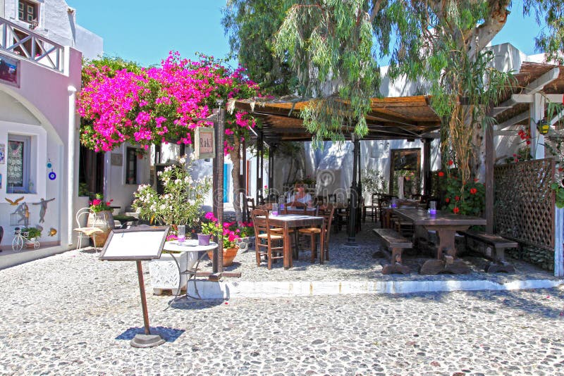 Χωριό Megalochori σε Santorini, Ελλάδα στοκ φωτογραφία με δικαίωμα ελεύθερης χρήσης Χωριό Megalochori σε Santorini, Ελλάδα στοκ φωτογραφία με δικαίωμα ελεύθερης χρήσης