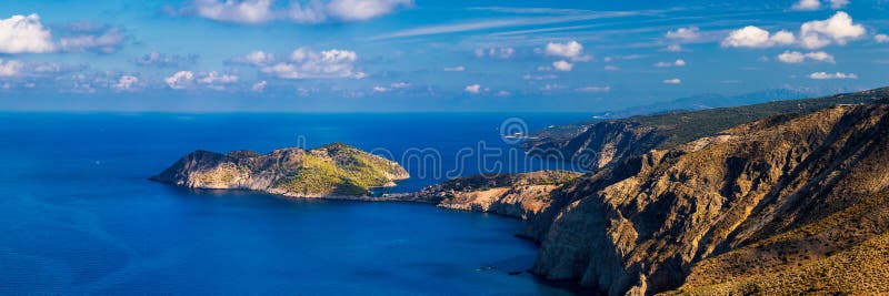Χωριό Άσος στην Κεφαλονία Ελλάδα. Ο Τυρκουάζ έγχρωμος κόλπος στη Μεσόγειο θάλασσα με όμορφα πολύχρωμα σπίτια στο χωριό Άσος στο στοκ φωτογραφίες με δικαίωμα ελεύθερης χρήσης