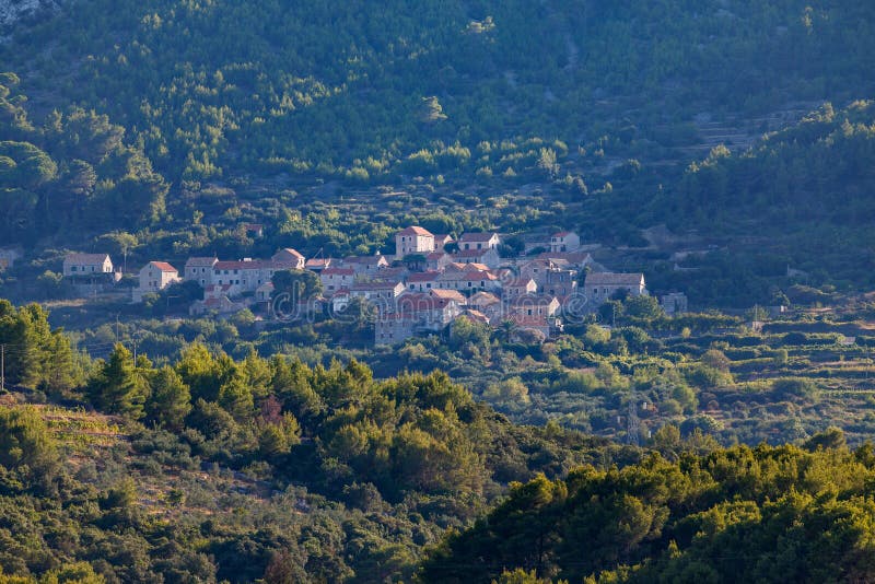 χωριό κοντά στην πόλη γελάτσα στο νησί χβαρ στοκ εικόνες