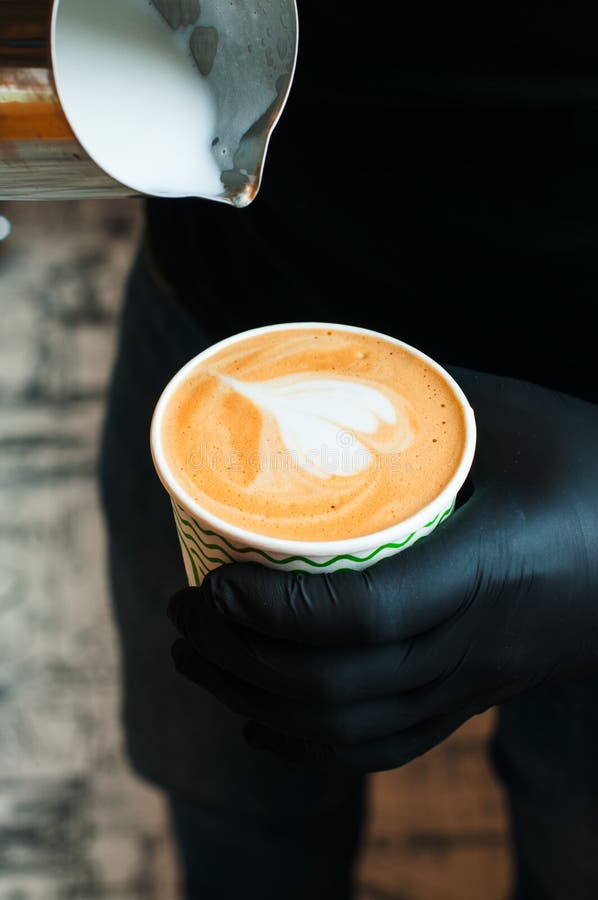 Χύνοντας γάλα Barista στο φλυτζάνι καφέ Τέχνη καφέ στοκ εικόνα με δικαίωμα ελεύθερης χρήσης Χύνοντας γάλα Barista στο φλυτζάνι καφέ Τέχνη καφέ στοκ εικόνα με δικαίωμα ελεύθερης χρήσης