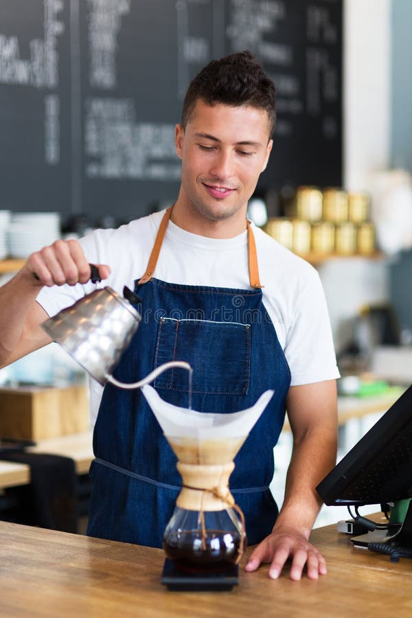 Χύνοντας νερό Barista στο φίλτρο καφέ στοκ φωτογραφία με δικαίωμα ελεύθερης χρήσης Χύνοντας νερό Barista στο φίλτρο καφέ στοκ φωτογραφία με δικαίωμα ελεύθερης χρήσης